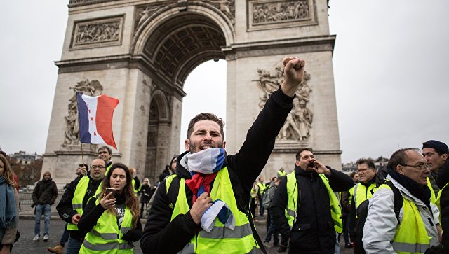 Повышение цен на бензин во Франции вызвало массовые протесты