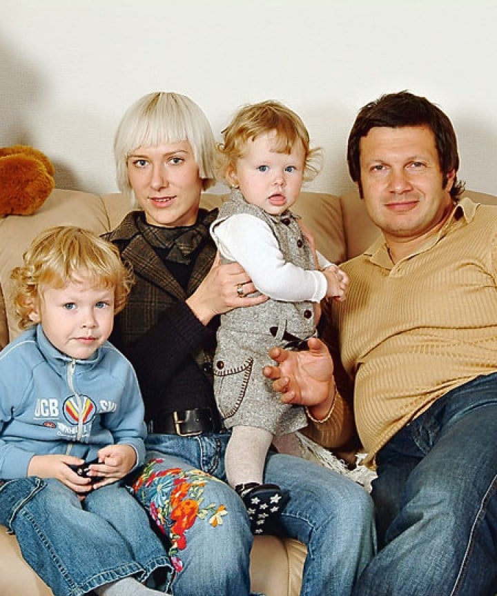 Владимир Соловьев и жена Эльга Сэпп с детьми