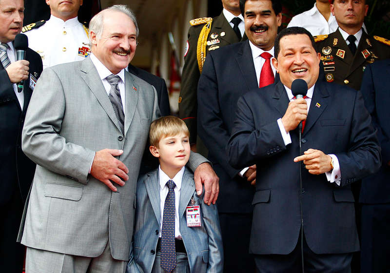 Фото: Александр Лукашенко с сыном Николаем с Уго Чавесом во время визита в Венесуэлу. 2012 год