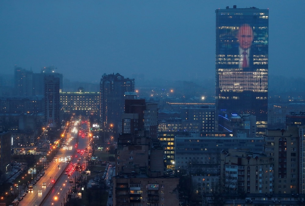 Владимир Путин (на экране) (Фото: Антон Ваганов / Reuters)