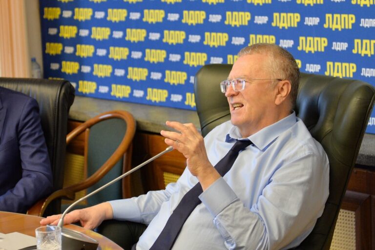 Жириновский заявил, что готов встать на колени перед жителями Хабаровска