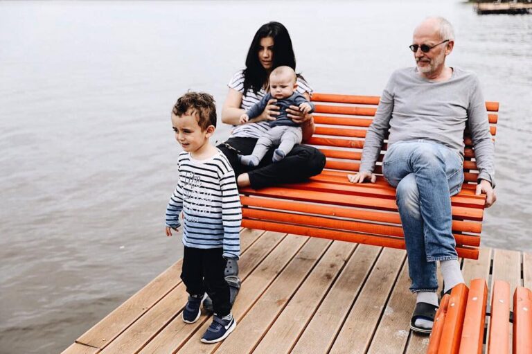 Александр Гордон с женой и детьми