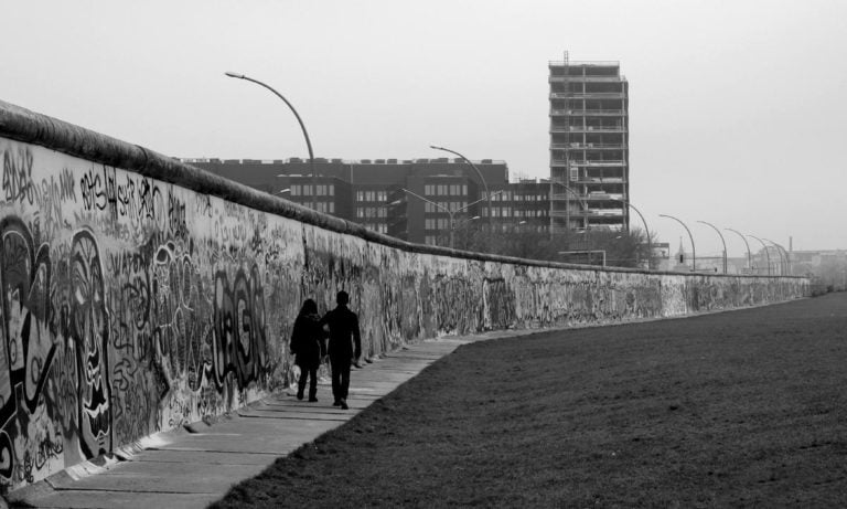 युद्ध के बाद के जर्मनी के इतिहास में बर्लिन की दीवार एक अनोखी घटना है