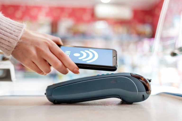 NFC là công nghệ cho phép bạn thanh toán các giao dịch mua bằng các tiện ích