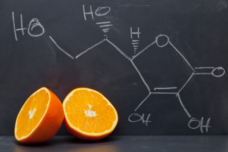 Vitamin C adalah salah satu zat utama dalam makanan manusia