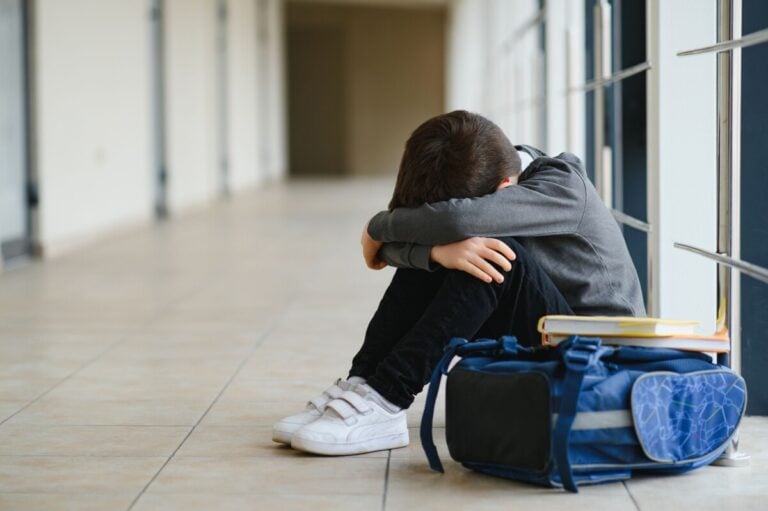 Bắt nạt: định nghĩa, đặc điểm và hậu quả của hành vi hung hăng trong môi trường học đường