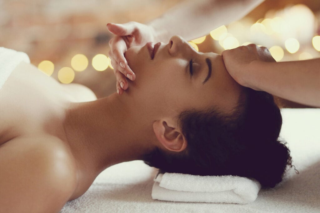 Massage mặt là cách chống nếp nhăn hiệu quả