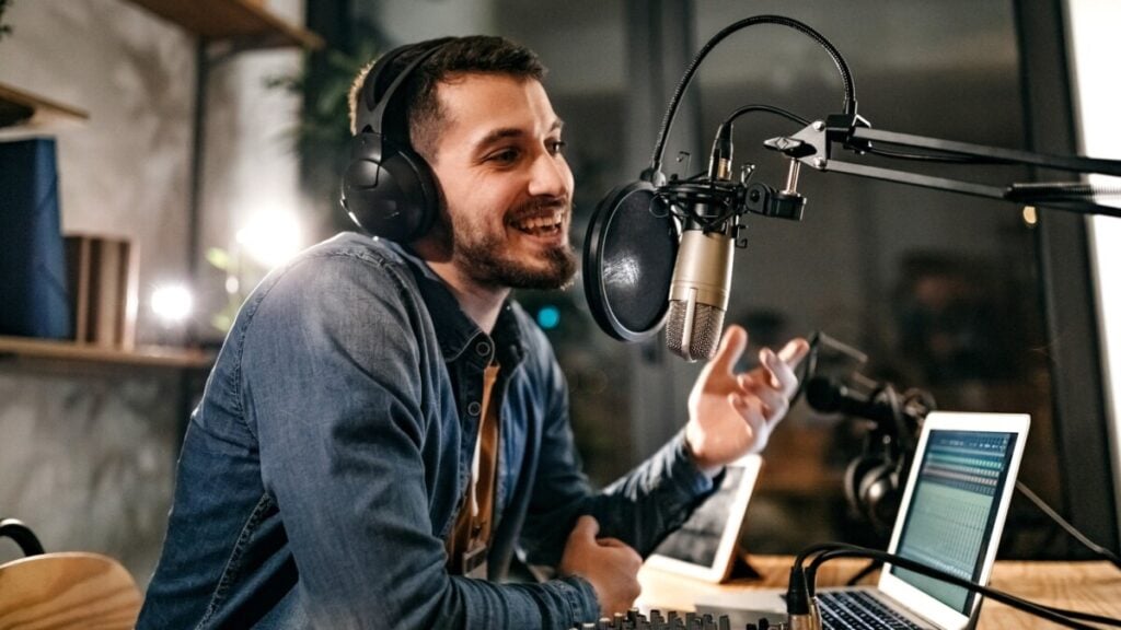 How to start your own podcast and make money in 7 easy steps?