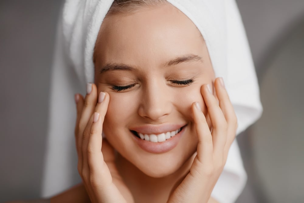 How to properly moisturize your facial skin: tips for different skin types and age groups